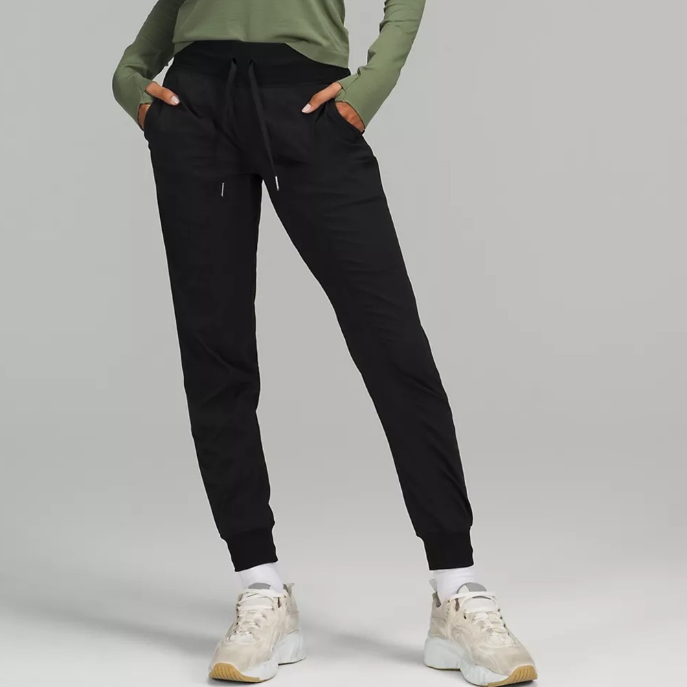 Black Lululemon joggers size 6! Originally $98 seller for 30! Great condition.